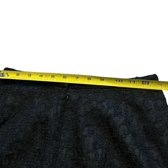 NEIMAN MARCUS EXCLUSIVE BLACK LINED REAR ZIP LACE PENCIL SKIRT, SZ 0 - Picture 4 of 8